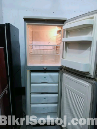 Refrigerator/fridge টি বিক্রি হবে